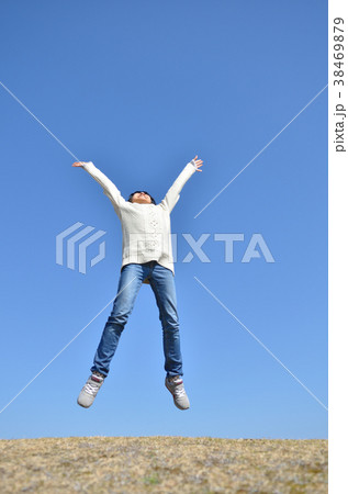 青空でジャンプする女の子 青空でジャンプする女の子 38469879