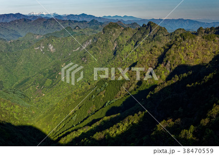 新緑の両神山・八丁尾根から見る赤岩尾根と八ヶ岳・北アルプス遠望 38470559