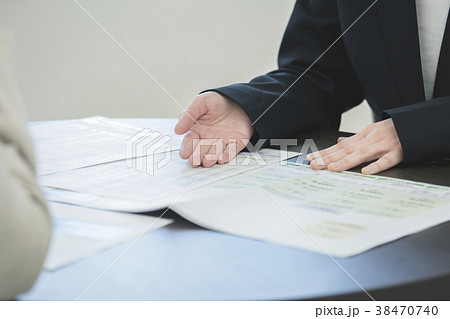 女性営業マンと若い女性　ボディパーツ　パーツカット　顔なし 38470740