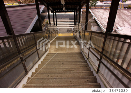 青梅線宮ノ平駅の青梅街道への階段 38471089