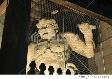 称名寺仁王門ライトアップ 38471194