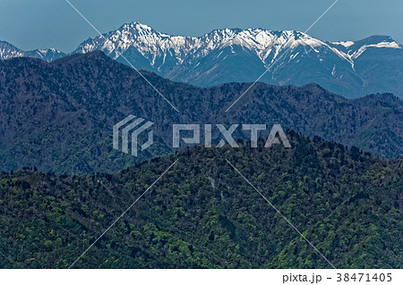 奥秩父・両神山山頂から眺める残雪の八ヶ岳 38471405