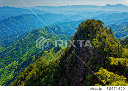 両神山・八丁尾根から翳む秩父方面の山並み 両神山・八丁尾根から翳む秩父方面の山並み 38471490