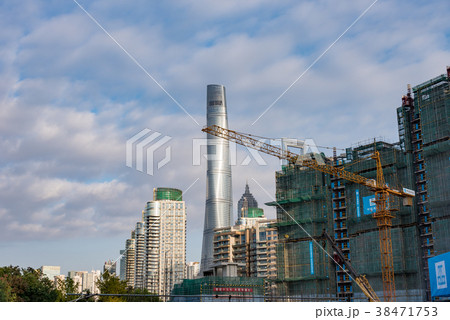 中国・上海の高層ビルと建築現場　日中 38471753