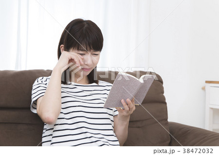 読書し感動する若い女性 38472032