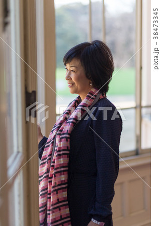 窓際の女性  窓際で何かひらめく 38473345