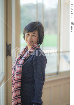 窓際の女性  窓際で何かひらめく 幸せ一杯 38473461