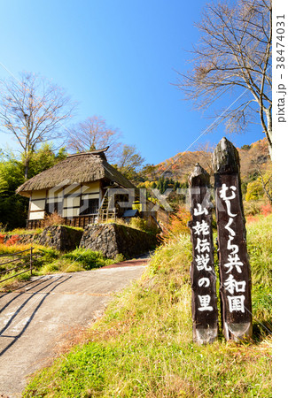水車小屋と青空 38474031