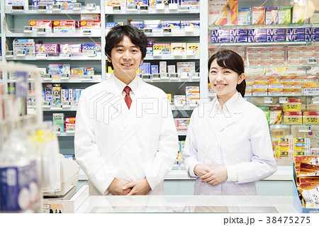 ドラッグストア　薬局　薬剤師　スタッフ　店員 38475275