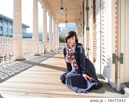 大きなバルコニー 壁際の女性  壁際で何かひらめく  幸せ一杯な女性 38475942