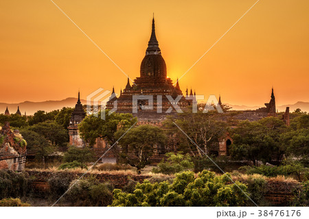 Sunrise above a temple in Bagan 38476176