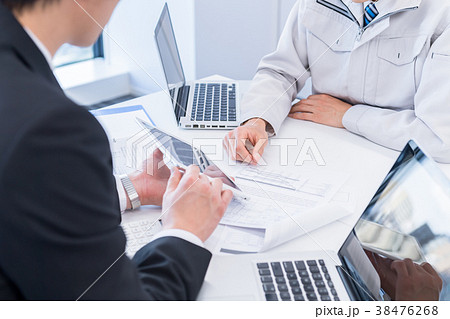 ビジネスマン、技術者、打ち合わせ 38476268