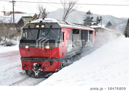 冬の北海道七飯町大沼公園駅を通過する貨物列車の風景を撮影 冬の北海道七飯町大沼公園駅を通過する貨物列車の風景を撮影 38476809