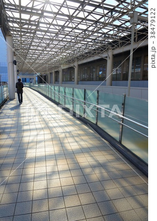 横浜駅北東口の通路天井のトラスを照らす陽射し 38479122