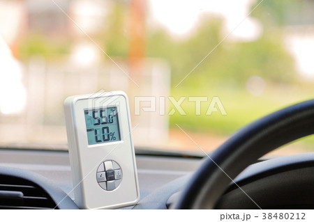 夏のイメージ 温度計 車内の写真素材