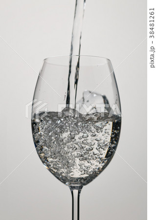 pour still water into wine glass 38481261