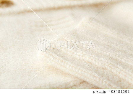 冬物衣類 白いカーディガン 袖口やボタンなど 冬物衣類 白いカーディガン 袖口やボタンなど 38481595