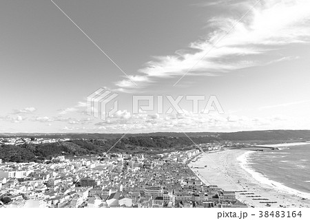 【モノトーン】快晴のナザレ（ポルトガル）の風景 38483164