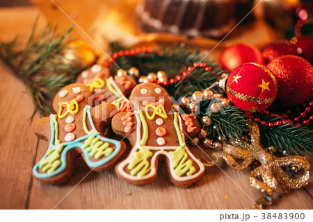 Xmas gingerbread man, holiday dessert closeup Xmas gingerbread man, holiday dessert closeup 38483900
