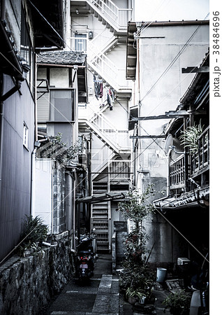 都会の路地裏の風景の写真素材