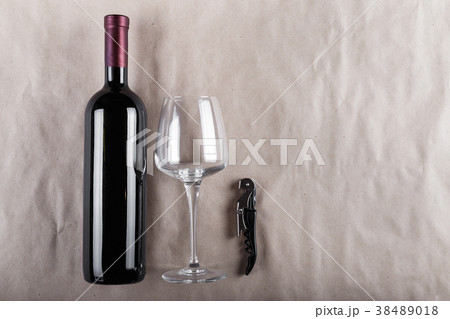 closed bottle of wine closed bottle of wine 38489018