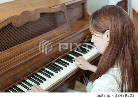 レトロなピアノ&女子 音楽のある暮らし レトロなピアノ&女子 音楽のある暮らし 38489503