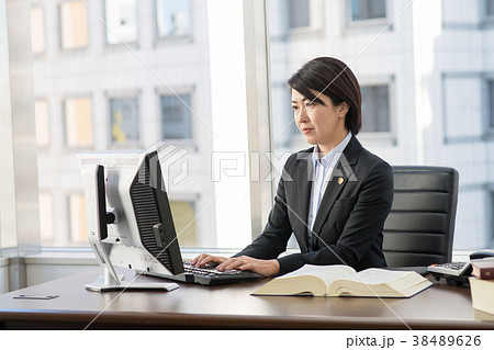 女性弁護士 ミドル オフィス イメージ 38489626