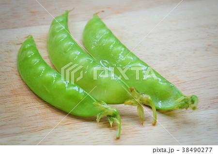 Delicious Sweet Green Pea on Wooden Cutting Board 38490277