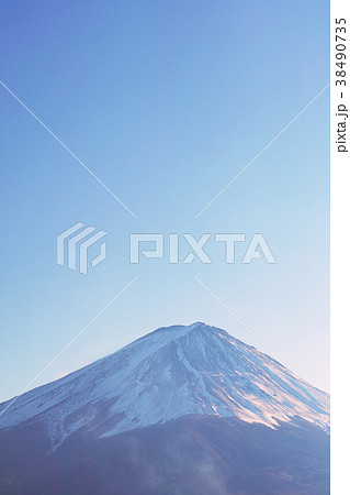 【素材・背景など】富士山（冠雪部アップ・コピースペース） 38490735