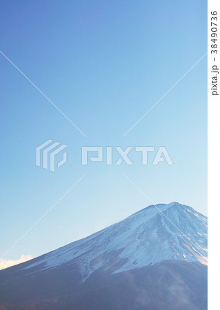 【素材・背景など】富士山(冠雪部アップ・コピースペース) 【素材・背景など】富士山(冠雪部アップ・コピースペース) 38490736
