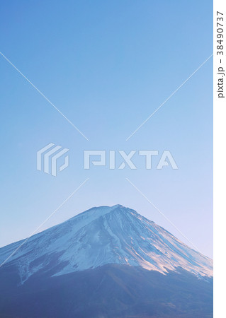 【素材・背景など】富士山(冠雪部アップ・コピースペース) 【素材・背景など】富士山(冠雪部アップ・コピースペース) 38490737