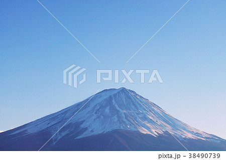 【素材・背景など】富士山（冠雪部アップ・コピースペース） 38490739