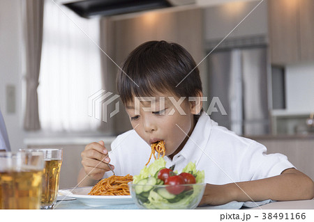 子供 食事 おいしいの写真素材