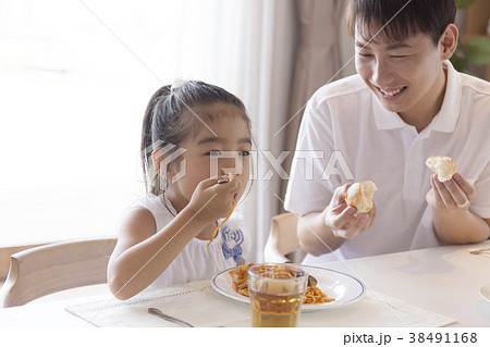 家族　団らん　食事 38491168