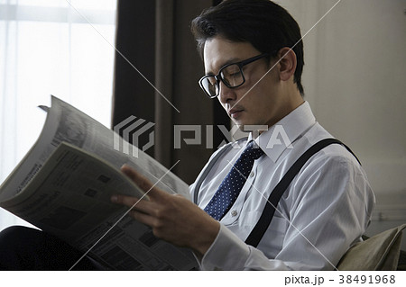 英字新聞を読むお洒落なビジネスマン 38491968