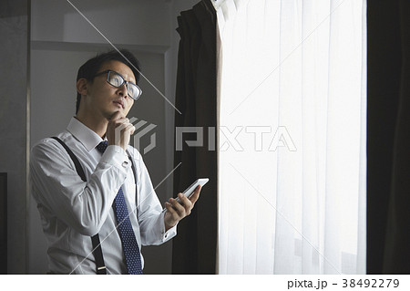 スマホを使うお洒落なビジネスマン 38492279