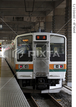 両毛線小山駅に停車中の211系（6両固定） 38493171