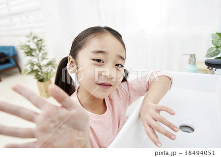 シンク 洗面台 少女 38494051