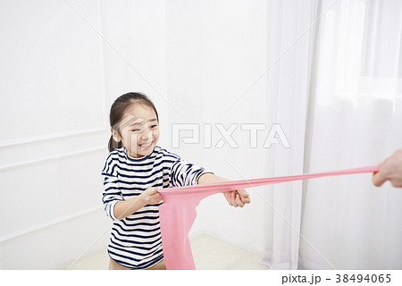 引き 引っ張る 少女 38494065