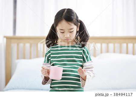 風邪 下を向く 女の子 38494117