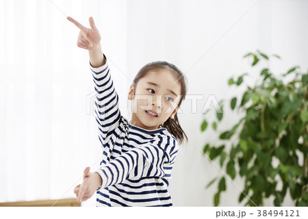 はさみ チョキ じゃんけん 38494121