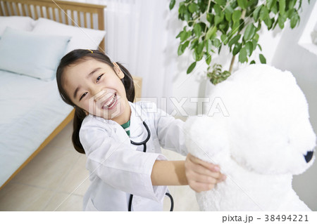 クマのぬいぐるみ 女の子 女性 38494221