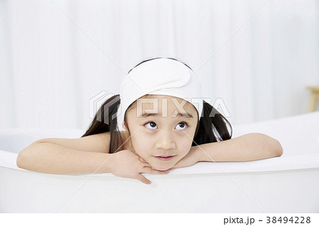 少女 上げ見る 見上げる 38494228