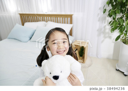 クマのぬいぐるみ 女の子 子供 38494236