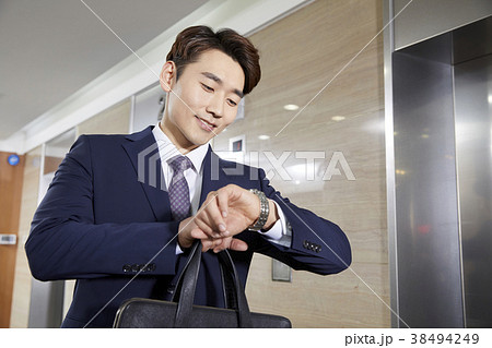 ビジネスマン 時間確認 出勤 38494249