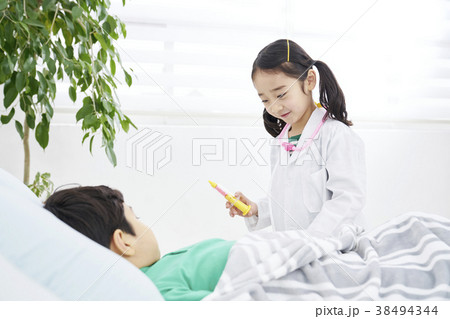 医師 注射器 ベッド 38494344