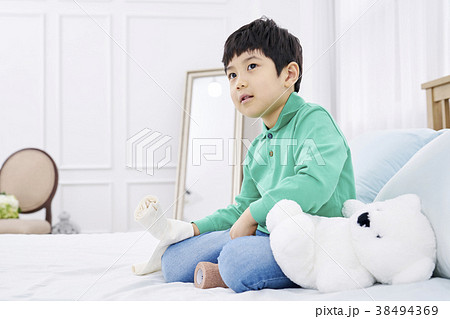 少年 座る 子供 38494369