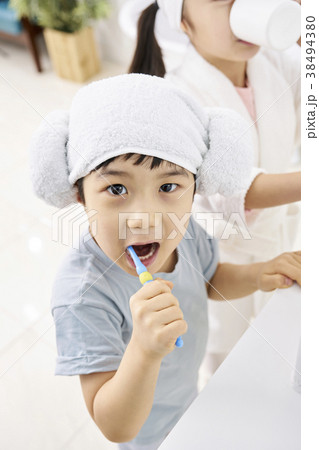 少年 うがい 歯磨き 38494380