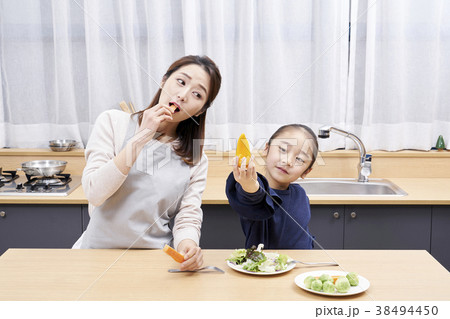 サラダ 女の子 ママ 38494450