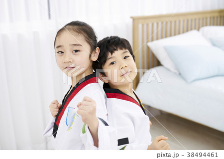 子供 テコンドー ポーズ 38494461